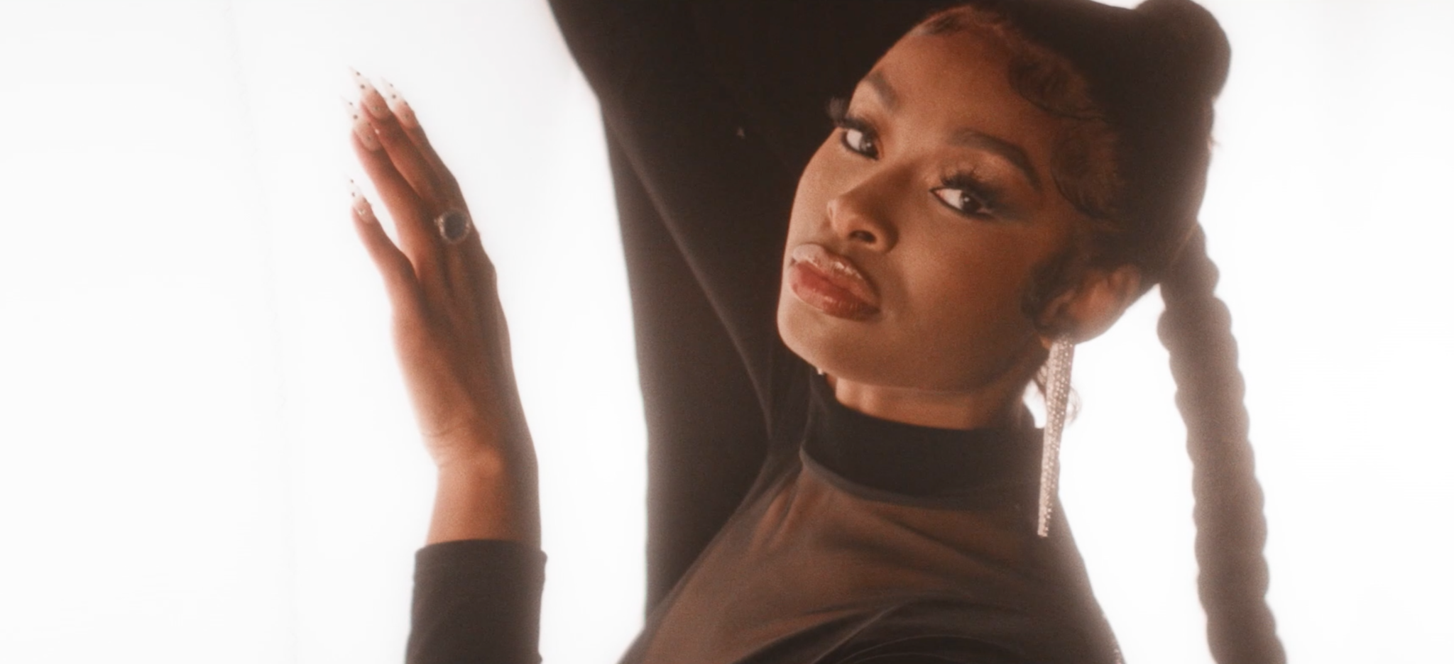 COCO JONES RELEASES VISUALIZER FOR RECENT SINGLE “CALIBER” TODAY VIA HIGH STANDARDZ / DEF JAM RECORDINGS 